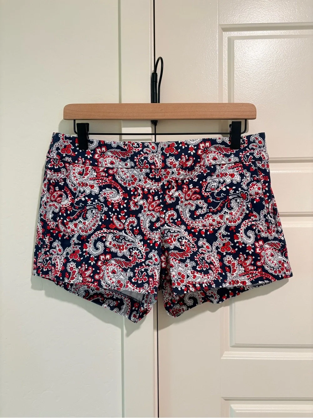 J. Crew Sz 6 Resort Wear Preppy Navy Paisley Shorts with Red & White Accents